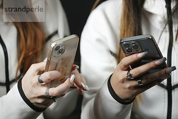 Frauenhände mit Smartphones aus nächster Nähe  zwei Frauen mit Mobiltelefonen  Frankreich  Europa