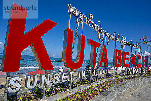 Blick auf das Kuta Beach-Schild  Kuta  Bali  Indonesien  Südostasien  Asien