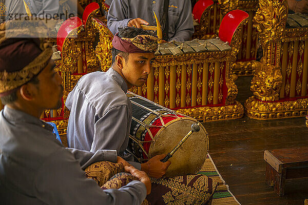 Einheimische spielen Gamelan Saron Gangsa  traditionelle Musikinstrumente  Ulun Danu Beratan Tempel am Bratan-See  Bali  Indonesien  Südostasien  Asien