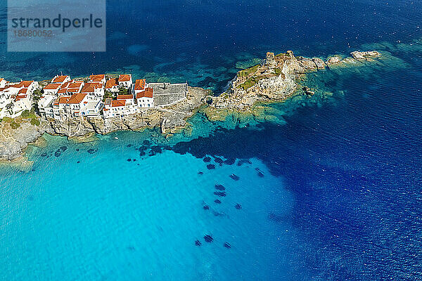 Luftdrohnenaufnahme der ikonischen und malerischen Insel Andros (Chora)  Kykladen  griechische Inseln  Griechenland  Europa
