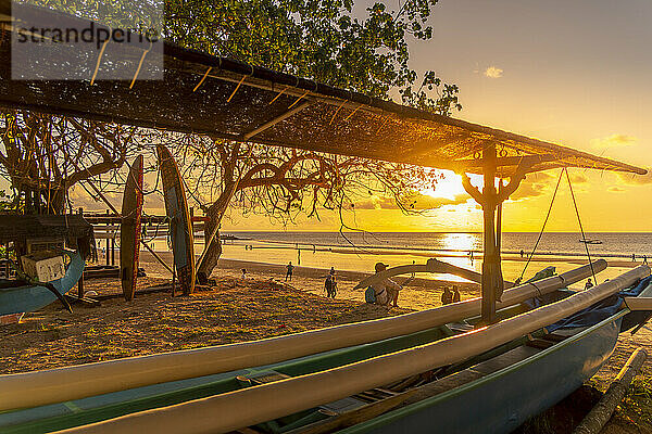 Blick auf den Angelausleger mit Blick auf den Strand von Kuta bei Sonnenuntergang  Kuta  Bali  Indonesien  Südostasien  Asien