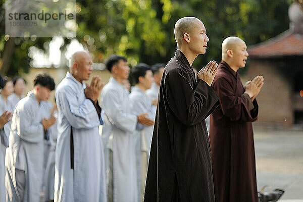 Quan Am Bo Tat Tempel  buddhistische Zeremonie  betende Mönche  Vung Tau  Vietnam  Indochina  Südostasien  Asien