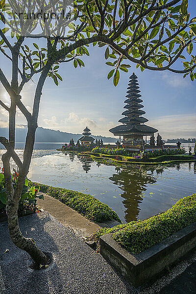 Blick auf den Ulun Danu Beratan-Tempel am Bratan-See bei Sonnenaufgang  Bali  Indonesien  Südostasien  Asien