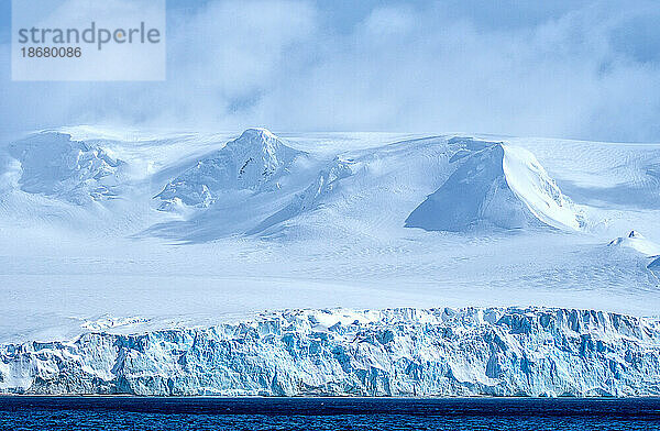 Landschaft  schneebedeckte Südshetlandinseln  Antarktis  Polarregionen