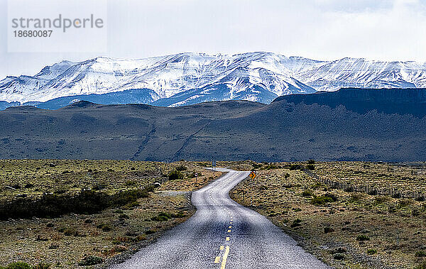 Autobahn  die zu schneebedeckten Bergen führt  Nationalpark Torres del Paine  Chile  Südamerika