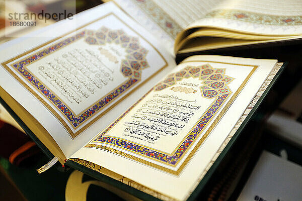 Öffnen Sie den Heiligen Koran auf Arabisch  in der Schweiz und in Europa