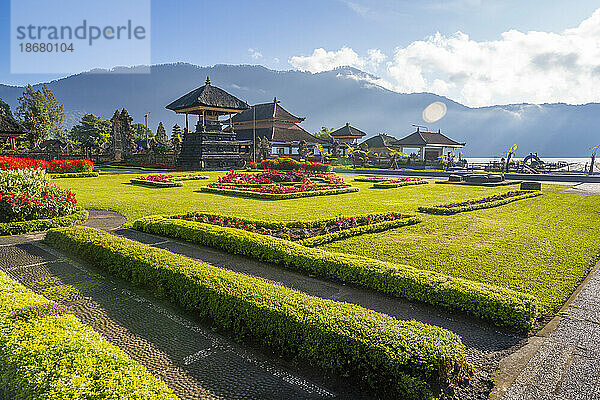 Blick auf den Ulun Danu Beratan-Tempel am Bratan-See  Bali  Indonesien  Südostasien  Asien