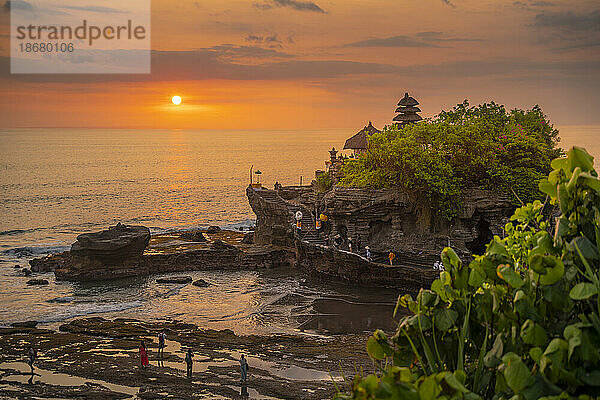 Blick auf Tanah Lot  traditionellen balinesischen Tempel bei Sonnenuntergang  Beraban  Kediri  Tabanan Regency  Bali  Indonesien  Südostasien  Asien