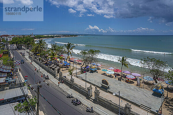 Blick auf den Strand und das Meer von Kuta vom Dach des Hotels  Kuta  Bali  Indonesien  Südostasien  Asien