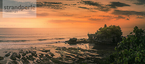 Blick auf Tanah Lot  traditionellen balinesischen Tempel bei Sonnenuntergang  Beraban  Kediri  Tabanan Regency  Bali  Indonesien  Südostasien  Asien