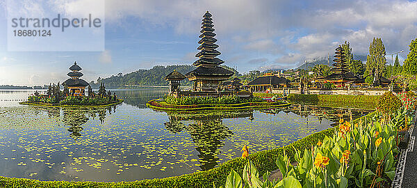 Blick auf den Ulun Danu Beratan-Tempel am Bratan-See nach Sonnenaufgang  Bali  Indonesien  Südostasien  Asien