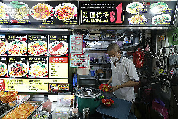 Traditioneller asiatischer Garküche im Singapore Food Trail Hawker Center  Singapur  Südostasien  Asien