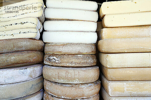 Traditioneller französischer Käse  Raclette und Morbier  Bergkäse zum Verkauf auf dem Markt  Frankreich  Europa