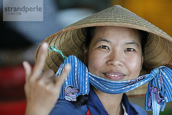 Frau mit dem traditionellen vietnamesischen konischen Hut arbeitet in einer Fischfabrik  Vung Tau  Vietnam  Indochina  Südostasien  Asien