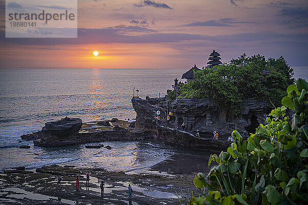 Blick auf Tanah Lot  traditionellen balinesischen Tempel bei Sonnenuntergang  Beraban  Kediri  Tabanan Regency  Bali  Indonesien  Südostasien  Asien