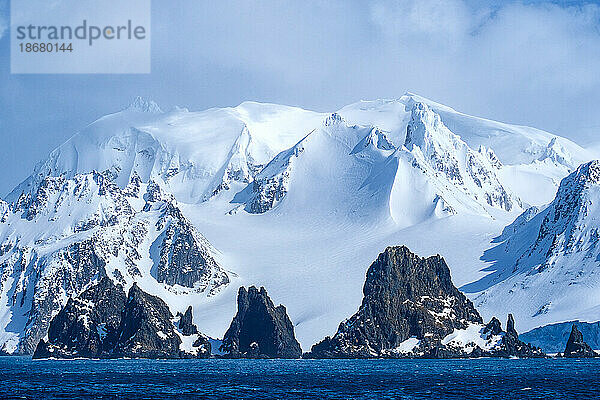 Landschaft  schneebedeckte Südshetlandinseln  Antarktis  Polarregionen