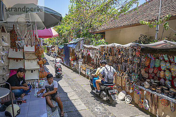 Motorräder und Souvenirstände auf der Straße in Ubud  Ubud  Kabupaten Gianyar  Bali  Indonesien  Südostasien  Asien
