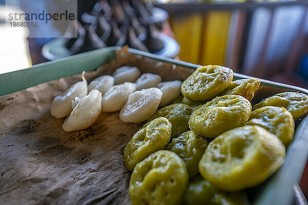 Klepon  traditionelle balinesische Reiskuchen  Bali  Indonesien  Südostasien  Asien