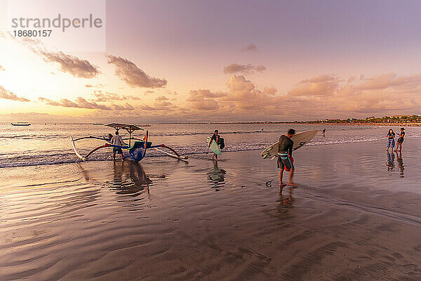 Blick auf den Angelausleger am Strand von Kuta bei Sonnenuntergang  Kuta  Bali  Indonesien  Südostasien  Asien