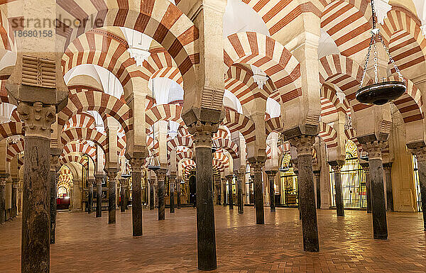 Innenraum der Moschee (Mezquita) und der Kathedrale von Cordoba  UNESCO-Weltkulturerbe  Cordoba  Andalusien  Spanien  Europa