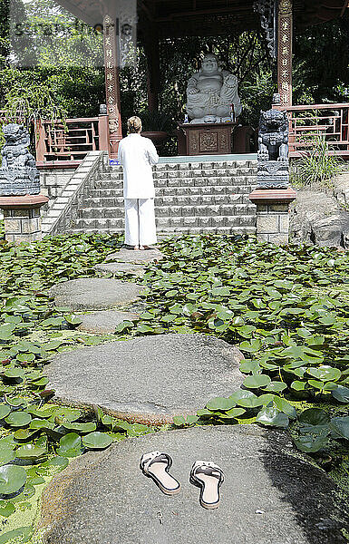 Buddhistische Frau  buddhistischer Tempel Phat Quang  Tempelteich mit Steinen und Seerosen  Doc  Vietnam  Indochina  Südostasien  Asien