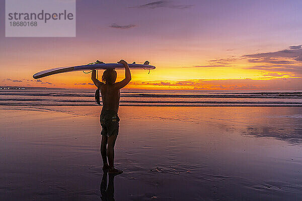 Blick auf Surfboarder am Strand von Kuta bei Sonnenuntergang  Kuta  Bali  Indonesien  Südostasien  Asien