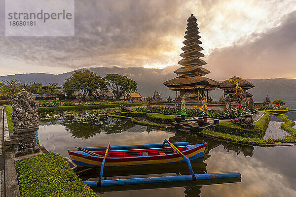 Blick auf den Ulun Danu Beratan-Tempel am Bratan-See bei Sonnenaufgang  Bali  Indonesien  Südostasien  Asien