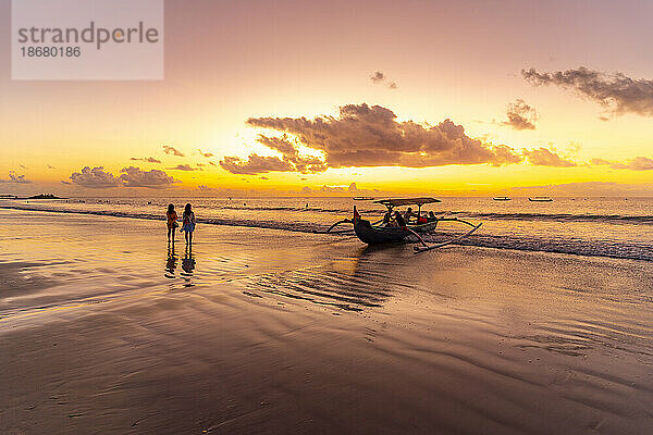 Blick auf den Angelausleger am Strand von Kuta bei Sonnenuntergang  Kuta  Bali  Indonesien  Südostasien  Asien