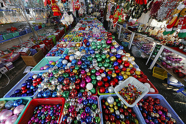 Weihnachtsmarkt  Auswahl an Weihnachtsdekorationen zum Verkauf  Ho-Chi-Minh-Stadt  Vietnam  Indochina  Südostasien  Asien