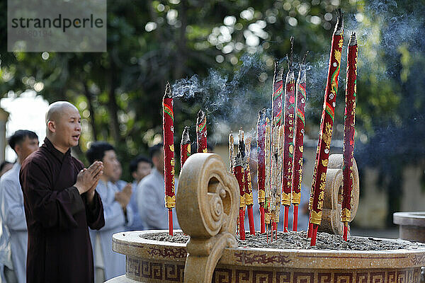 Quan Am Bo Tat Tempel  buddhistische Zeremonie  betender Mönch  Vung Tau. Vietnam  Indochina  Südostasien  Asien