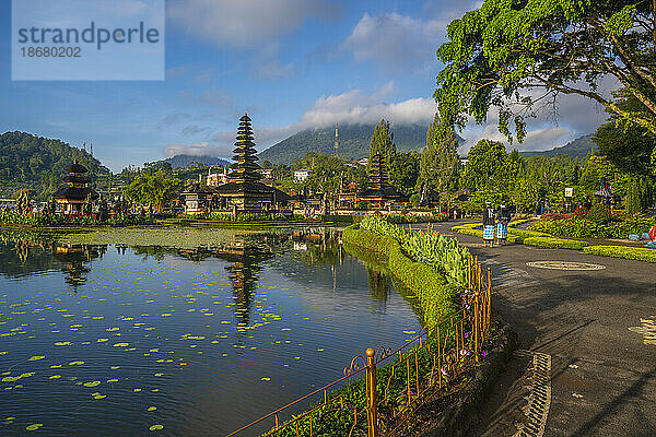 Blick auf den Ulun Danu Beratan-Tempel am Bratan-See nach Sonnenaufgang  Bali  Indonesien  Südostasien  Asien