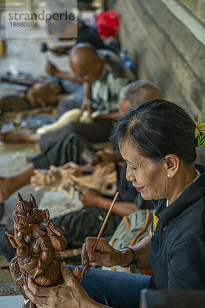 Holzschnitzerei in der Nähe von Sukawat  Denpasar City  Bali  Indonesien  Südostasien  Asien