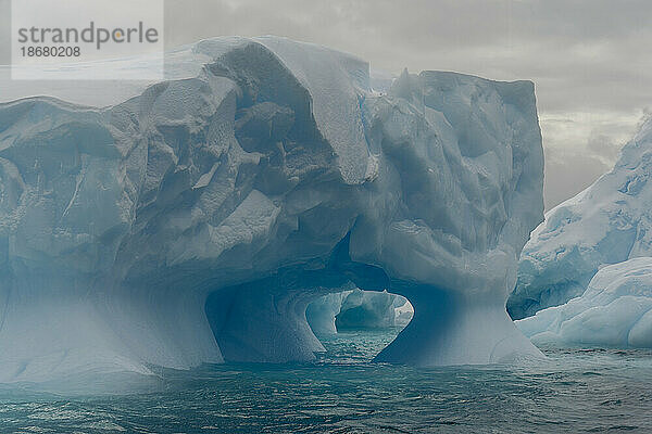 Eisberge  Insel Pleneau  Antarktis  Polarregionen