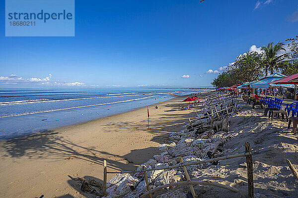 Blick auf den sonnigen Morgen am Strand von Kuta  Kuta  Bali  Indonesien  Südostasien  Asien