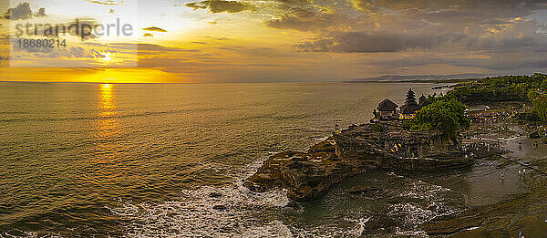 Luftaufnahme des Tanah Lot Tempels bei Sonnenuntergang  Beraban  Kediri  Bali  Indonesien  Südostasien  Asien