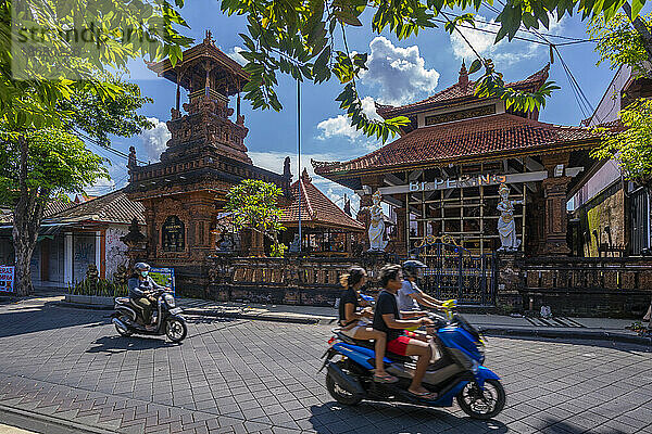 Blick auf den Tempel auf der Straße in Kuta  Kuta  Bali  Indonesien  Südostasien  Asien