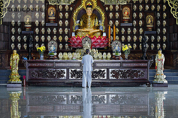 Betende Frau am Hauptaltar  buddhistischer Tempel Phat Quang  Siddhartha Gautama (der Shakyamuni-Buddha)  Chau Doc  Vietnam  Indochina  Südostasien  Asien