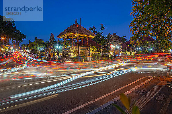 Blick auf Autospurlichter und Ubud-Palast in der Abenddämmerung  Ubud  Kabupaten Gianyar  Bali  Indonesien  Südostasien  Asien