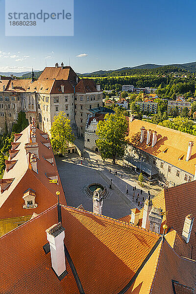 Blick aus der Vogelperspektive auf das Gelände der Staatsburg und des Schlosses Cesky Krumlov  UNESCO-Weltkulturerbe  Cesky Krumlov  Südböhmische Region  Tschechische Republik (Tschechien)  Europa