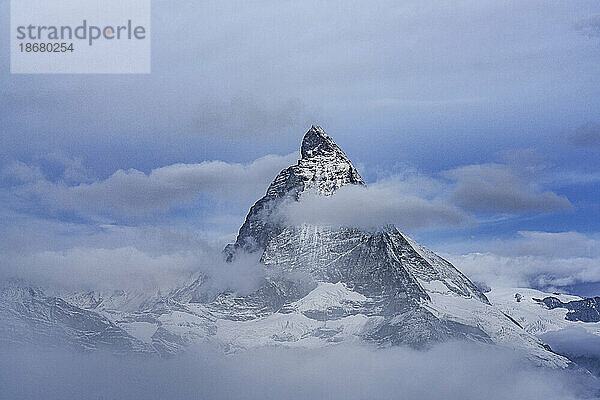 Majestätisches Matterhorn im Herbstnebel während der blauen Stunde  Gornergrat  Zermatt  Kanton Wallis  Schweiz  Europa