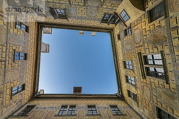 Direkter Blick auf das Schloss Cesky Krumlov vom Schlosshof aus  UNESCO-Weltkulturerbe  Cesky Krumlov  Südböhmische Region  Tschechische Republik (Tschechien)  Europa