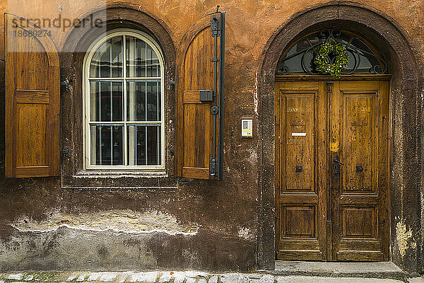 Fassade eines Hauses mit Bogenfenster und Holztür im historischen Zentrum  UNESCO-Weltkulturerbe  Cesky Krumlov  Tschechische Republik (Tschechien)  Europa