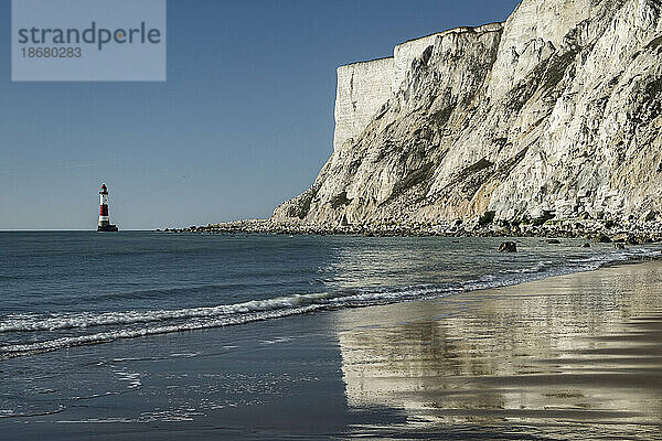 Beachy Head Leuchtturm und weiße Kreidefelsen von Beachy Head vom Strand aus  Beachy Head  in der Nähe von Eastbourne  South Downs Nationalpark  East Sussex  England  Vereinigtes Königreich  Europa