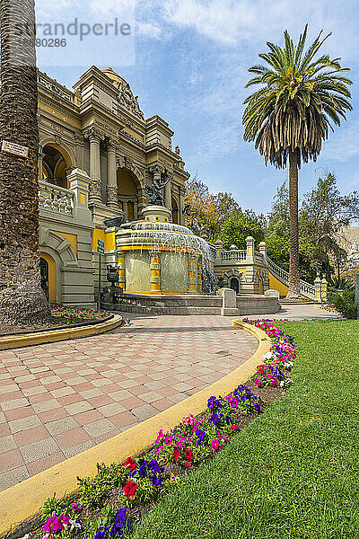 Neoklassizistischer Neptunbrunnen auf dem Santa Lucia Hill  Santiago  Metropolregion Santiago  Chile  Südamerika