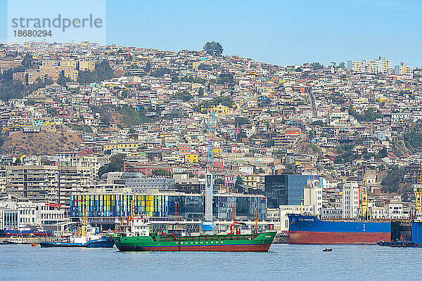 Schiff in der Nähe des Hafens von Valparaiso mit der Stadt im Hintergrund  Valparaiso  Provinz Valparaiso  Region Valparaiso  Chile  Südamerika