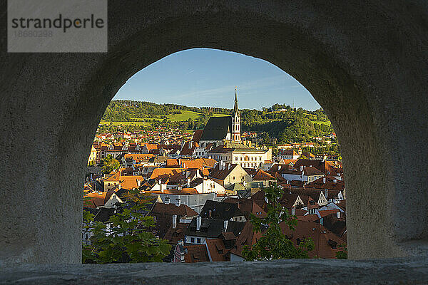 Historische Stadt Cesky Krumlov und Cesky Krumlov Kastenturm  eingerahmt von einer Öffnung  UNESCO-Weltkulturerbe  Cesky Krumlov  Südböhmische Region  Tschechische Republik (Tschechien)  Europa