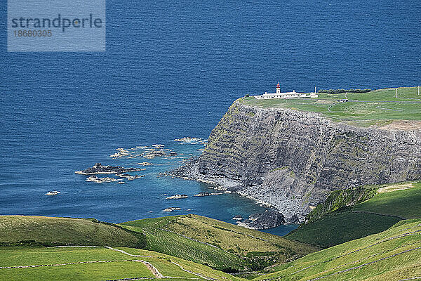 Farol de Albarnaz von der Spitze einer Klippe  Insel Flores  Azoren  Portugal  Atlantik  Europa