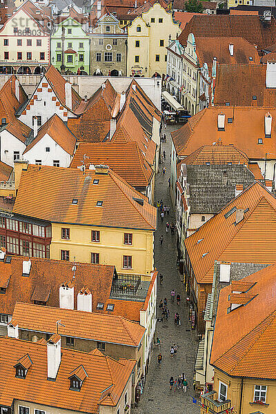 Blick aus der Vogelperspektive auf Häuser im historischen Zentrum von Cesky Krumlov  UNESCO-Weltkulturerbe  Cesky Krumlov  Tschechische Republik (Tschechien)  Europa