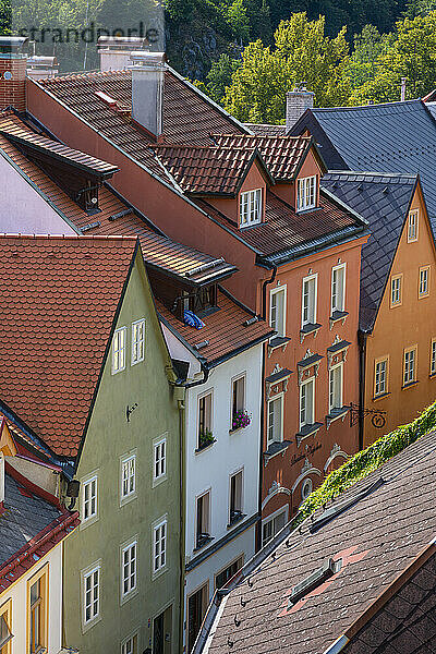 Erhöhte Ansicht der Häuser im Stadtzentrum  Loket  Bezirk Sokolov  Region Karlsbad  Böhmen  Tschechische Republik (Tschechien)  Europa