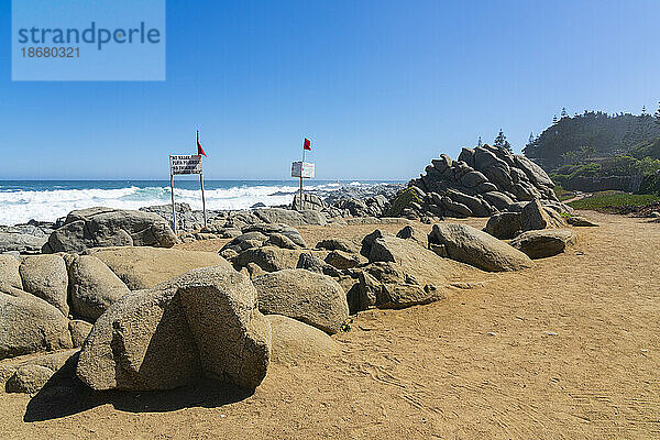 Felsen am Strand von Pablo Neruda unterhalb des Pablo Neruda Museums  Isla Negra  Chile  Südamerika